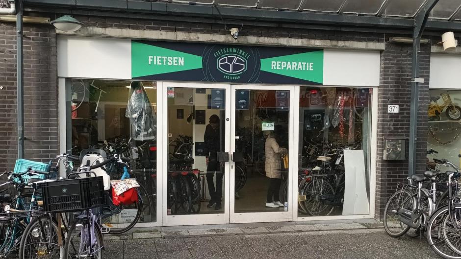 B75 fietsenwinkel Amsterdam Noord, winkelcentrum Boven 't Y Buikslotermeerplein