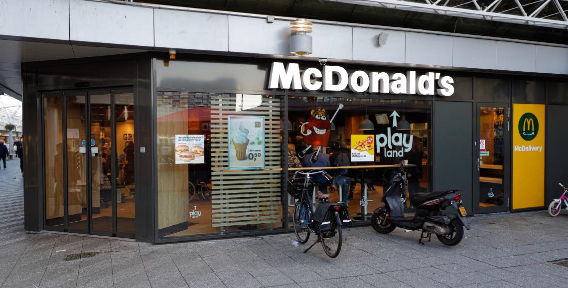 McDonald's op winkelcentrum Boven 't Y in Amsterdam Noord