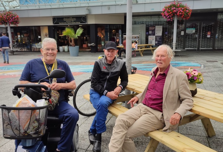 Picknicktafels op het plein