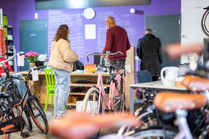 Aniel in zijn fietsenwinkel