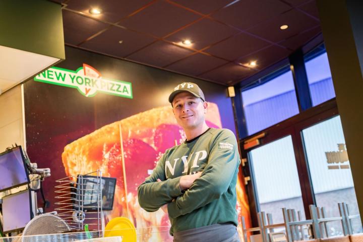 Nick in zijn zaak van New York Pizza