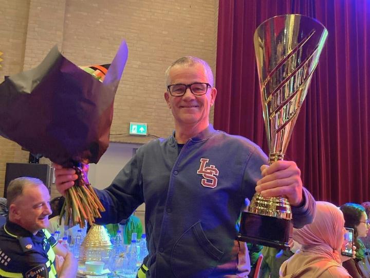 Daan met zijn trofee en bos bloemen