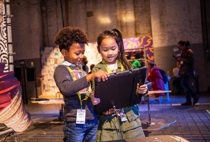 Twee kinderen in het MediaLab van Cinekid