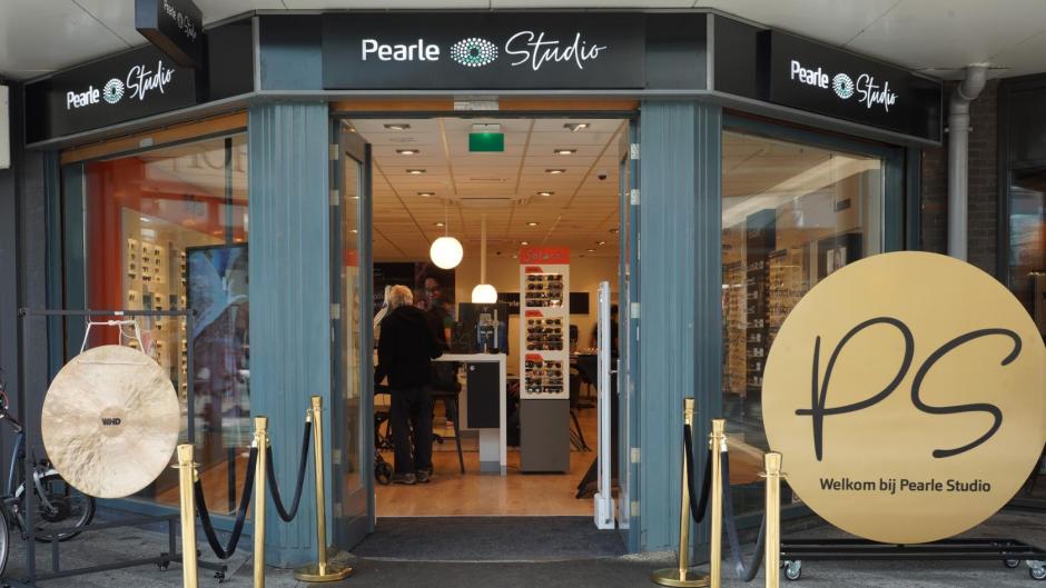 Amsterdam noord Buikslotermeerplein winkelcentrum Boven t Y Pearle Studio