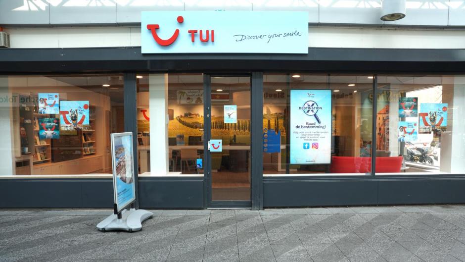 TUI discover your smile! Boven 't y Winkelcentrum Amsterdam Noord Buikslotermeerplein